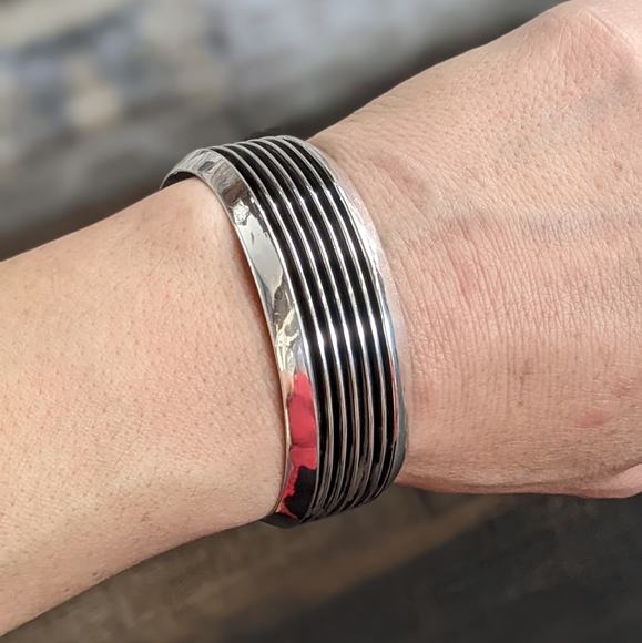 LT stamped Native American 925 Sterling Silver Recessed Ribbed Cuff Bracelet - Picture 5 of 6